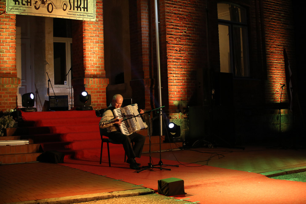 Accordionist Vytautas Kavaliauskas.jpg